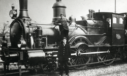 170181 Afbeelding van de stoomlocomotief nr. 1010 (serie 1000) van de N.S. met locomotiefpersoneel te Uithoorn.
